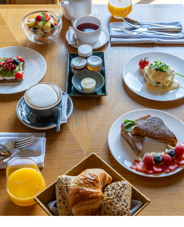Frühstück auf dem Tisch im LOUIS Hotel München