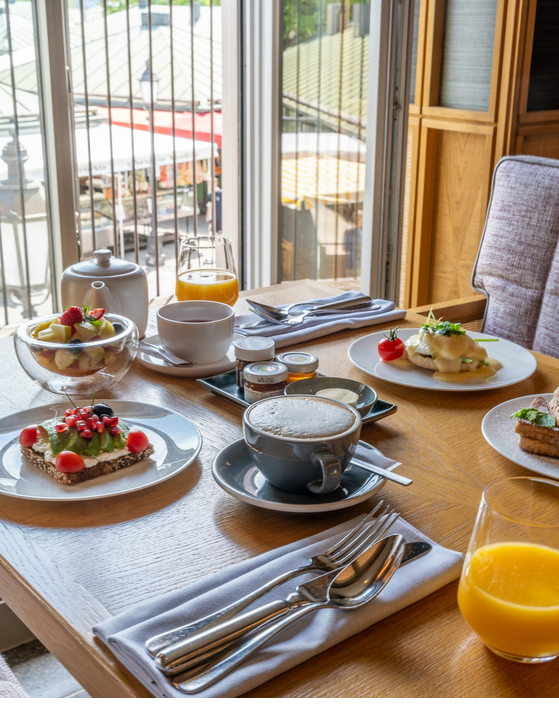 Veganes und vegetarisches Fruehstueck mit Blick auf Viktualienmarkt im LOUIS Hotel Muenchen