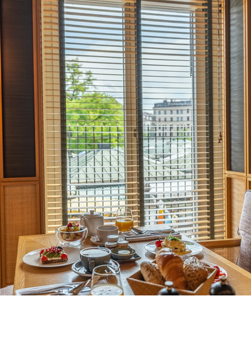 Breakfast for four people with views of Viktualienmarkt LOUIS Hotel Munich