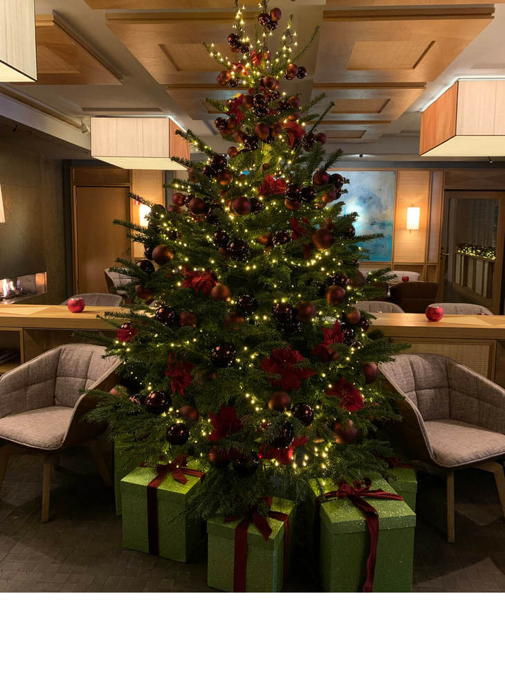 Geschmückter Weihnachtsbaum in der Lobby des LOUIS Hotel München