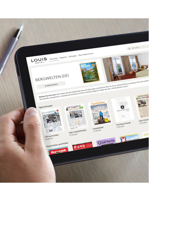 Hände halten ein Tablet mit Mediabox mit digitalen Inhalte im LOUIS Hotel München