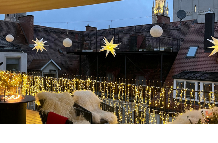 Weihnachtlich geschmückte Dachterrasse des LOUIS Hotel München