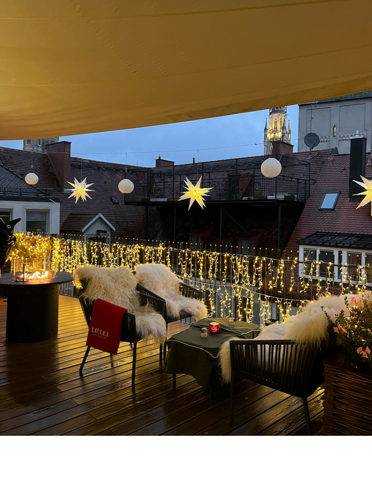 Weihnachtlich geschmückte Dachterrasse des LOUIS Hotel München