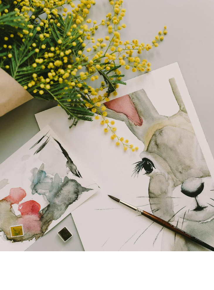 Aquarellbilder eines Hasen und Farben, daneben gelbe Blumen auf hellem Hintergrund.