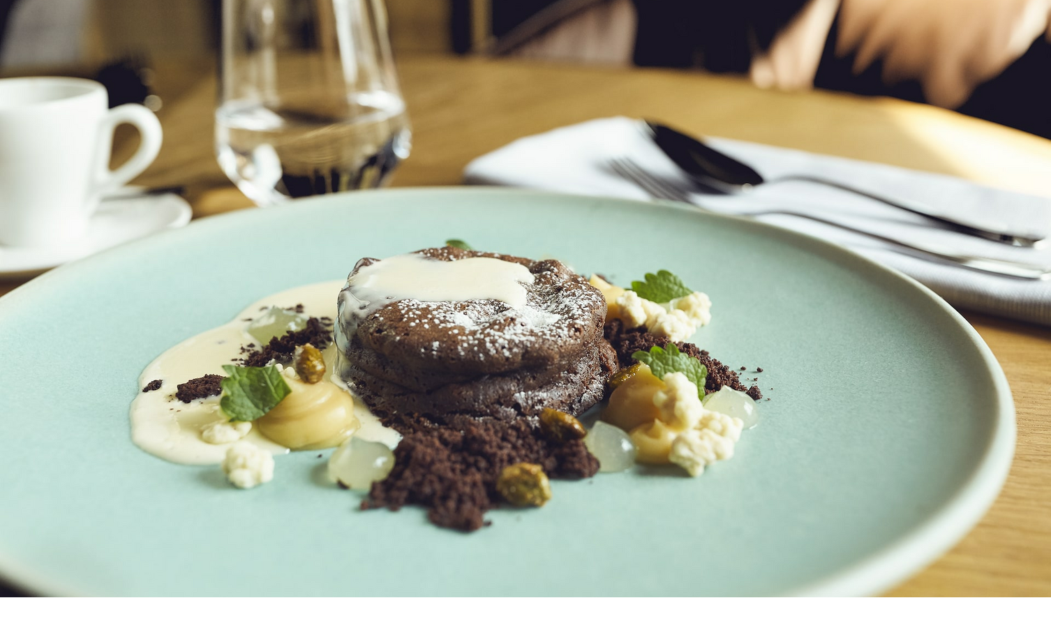 Dessert, Nachspeise auf einem Teller im Grillroom Restaurant am Viktualienmarkt in Muenchen