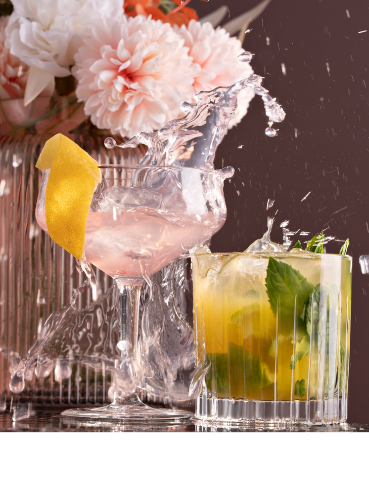 Ein rosafarbener und ein gelber Cocktail mit frischer Minze.