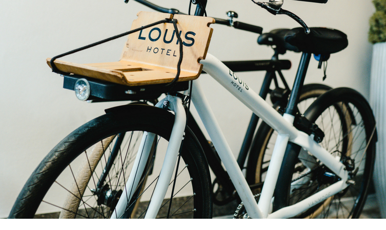 Two stylish bicycles from the LOUIS Hotel Munich are available for use.