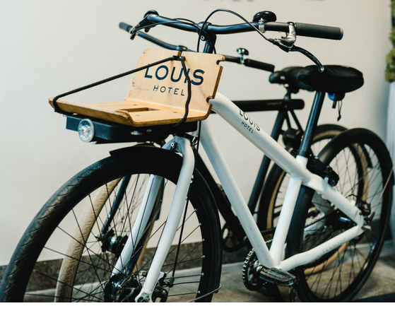Leihfahrräder | The LOUIS Hotel München Zwei stilvolle Fahrräder des LOUIS Hotels München stehen bereit zur Nutzung.